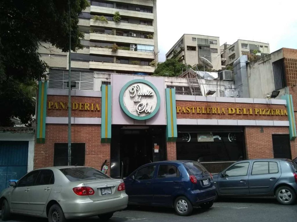 Punta del Sol mantiene viva la tradición de la panadería portuguesa caraqueña con panes, cachitos, golfeados, pizzas, café y una vitrina pensada para cualquier momento del día.