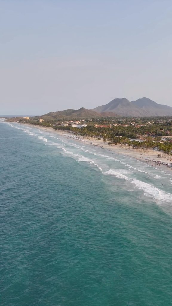 Panorámica de Playa El Agua y su corredor turístico