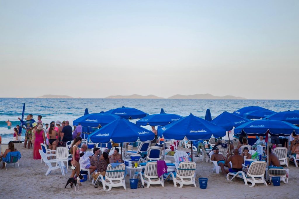 Toldos identificados de Aguadulce Beach Club frente al mar