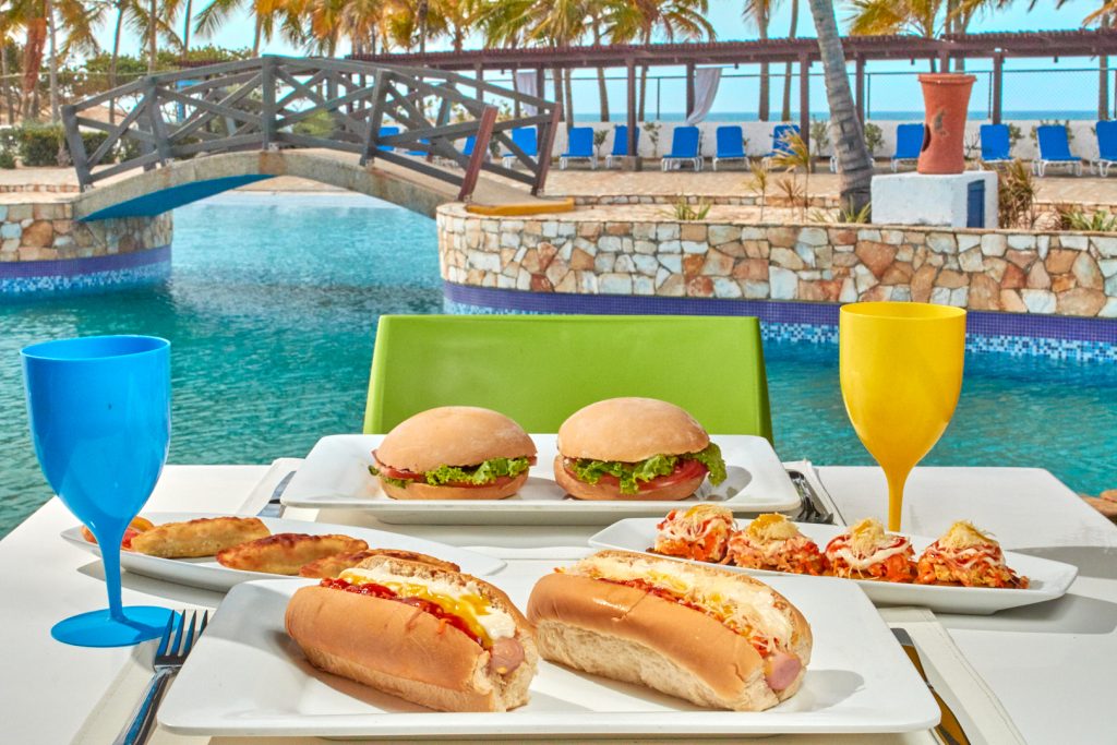 Ambiente caribeño de Costa Caribe Beach Hotel & Resort