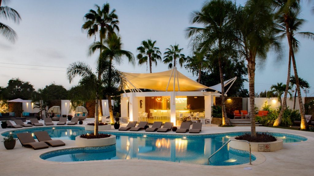 Piscina y bar de H2Otel By LD al atardecer