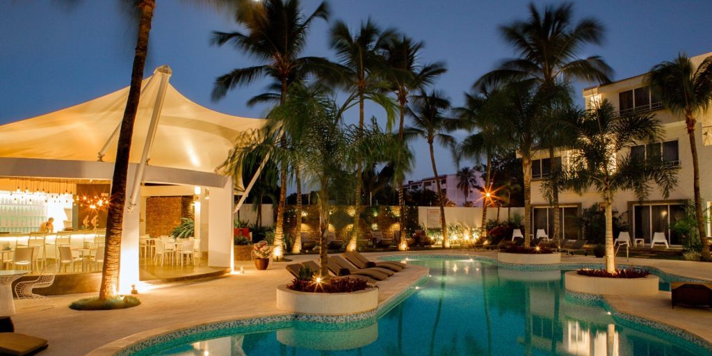 Piscina de H2Otel By LD durante la noche