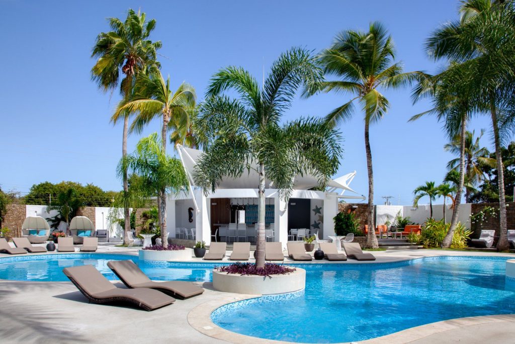 Pool Bar de H2Otel By LD junto a la piscina