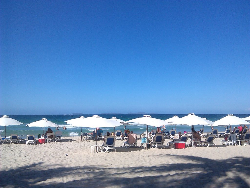 Vista amplia de Playa El Agua en la isla de Margarita