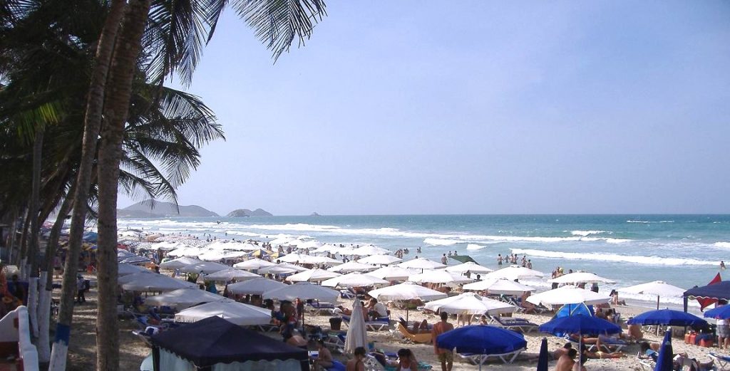 Arena, mar y sombrillas en Playa El Agua, isla de Margarita