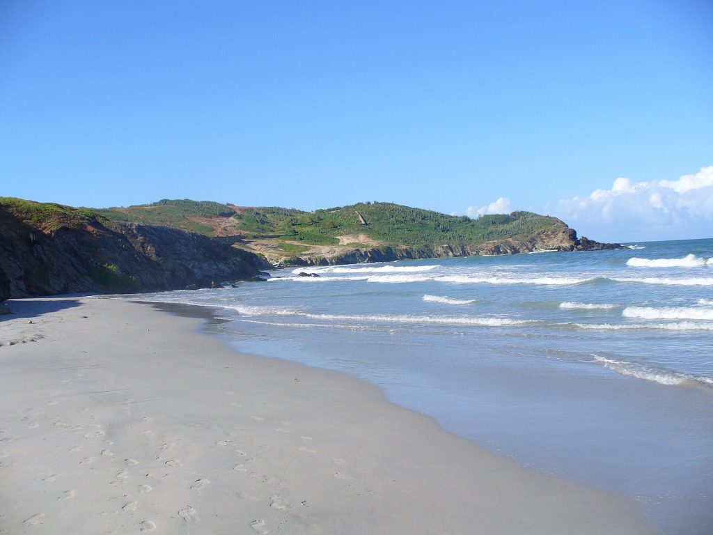 Arena y mar en Playa El Agua, isla de Margarita