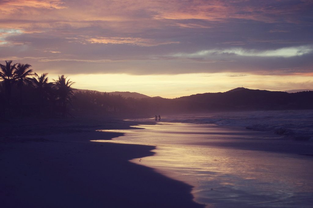 Atardecer sobre Playa El Agua en la isla de Margarita