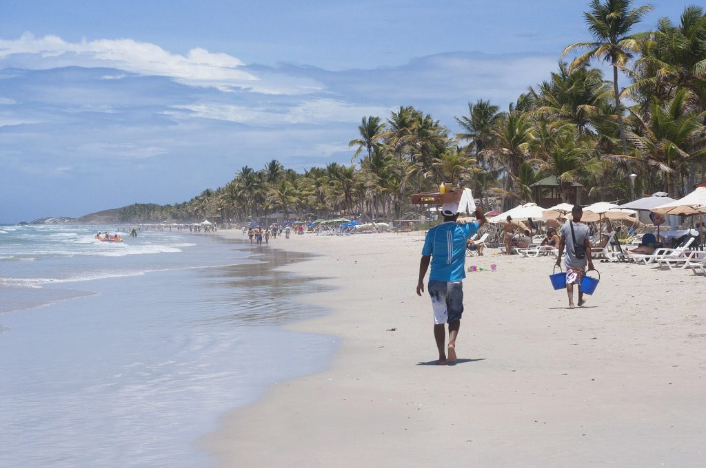 Paisaje costero de Playa El Agua en la isla de Margarita