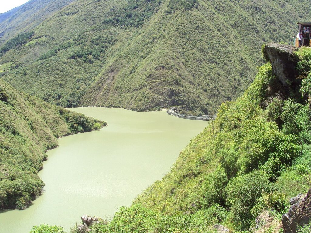 Embalse de Santo Domingo rodeado por montañas del estado Mérida