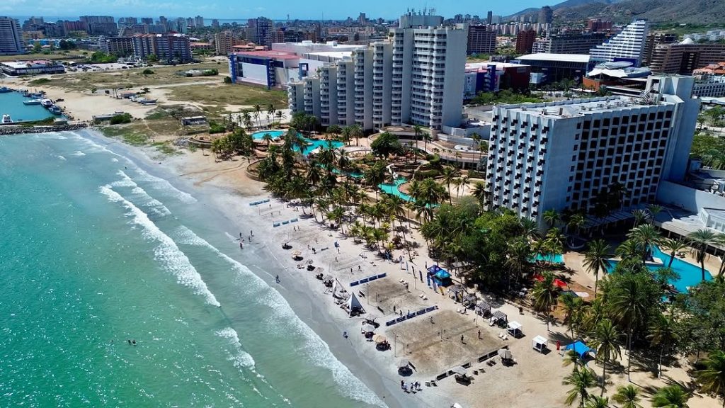 Vista aérea de la fachada, la playa y las piscinas de VENETUR Margarita