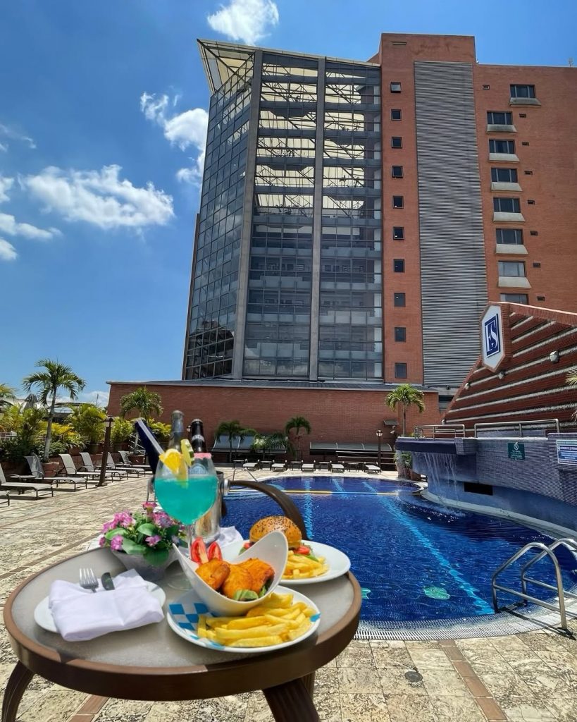 Piscina y experiencia recreativa de Executive Suites Valencia
