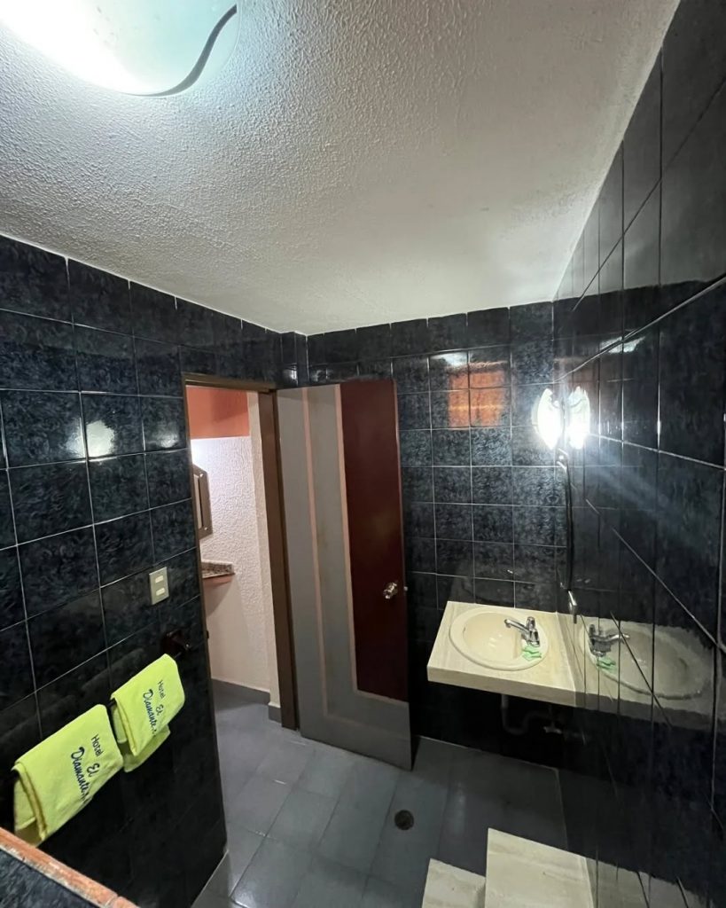 Baño de una habitación de Hotel El Diamante Valencia