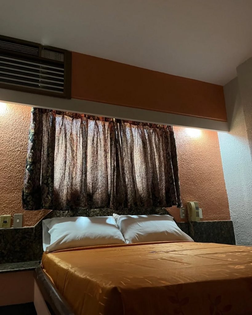 Cama en una habitación de Hotel El Diamante Valencia