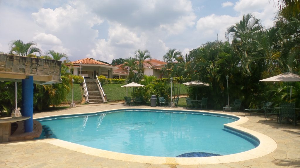 Piscina y jardines de Faraona Hotel Campestre en Carabobo