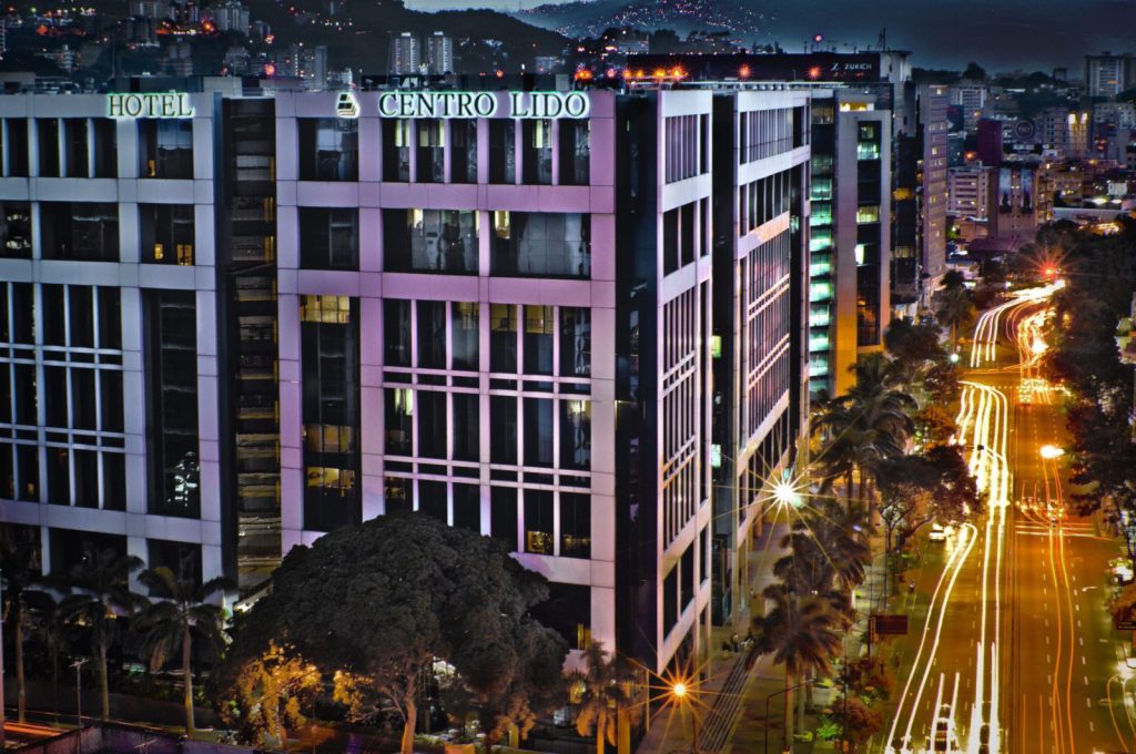 Fachada iluminada de LIDOTEL Caracas en El Rosal