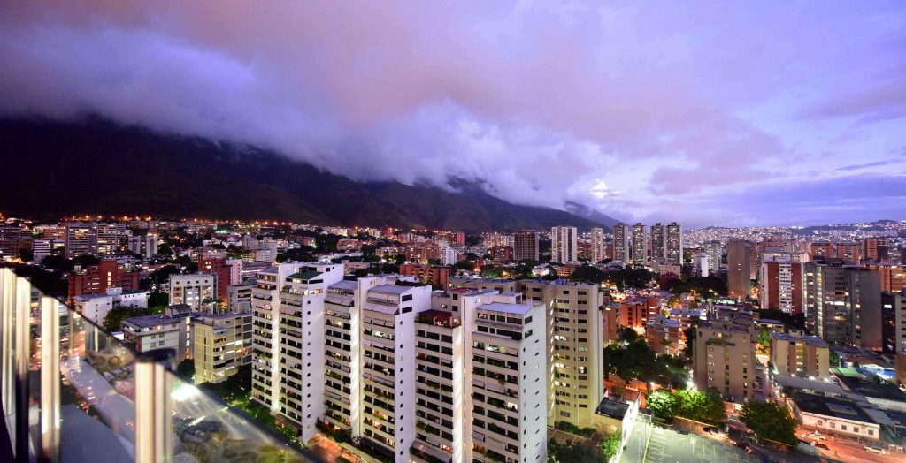 Vista nocturna del Pestana Caracas y el paisaje de la ciudad