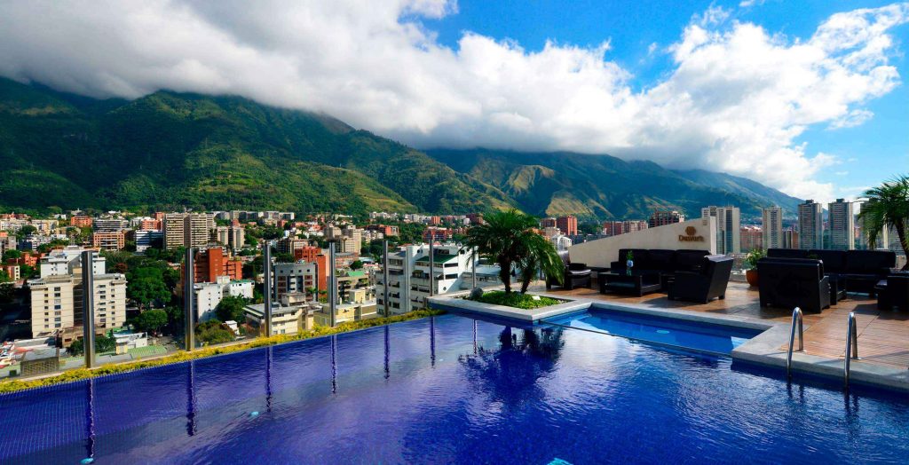 Piscina en la azotea del Pestana Caracas con vista al Ávila