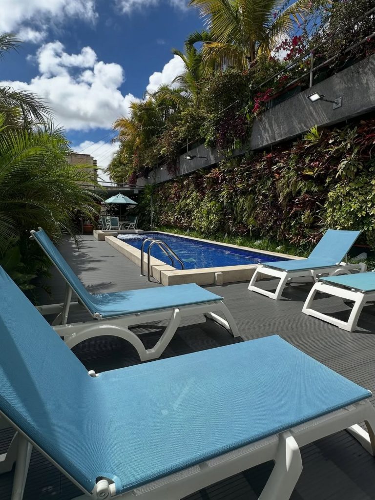Piscina exterior del Hotel Waldorf Caracas rodeada de vegetación