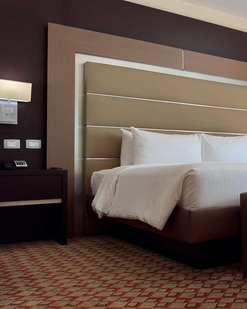 Habitación del Hotel Waldorf Caracas con cama matrimonial