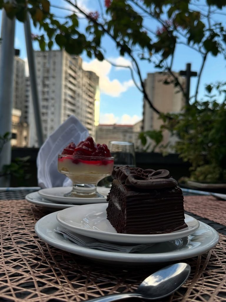 Postres servidos en la terraza del Hotel Waldorf Caracas