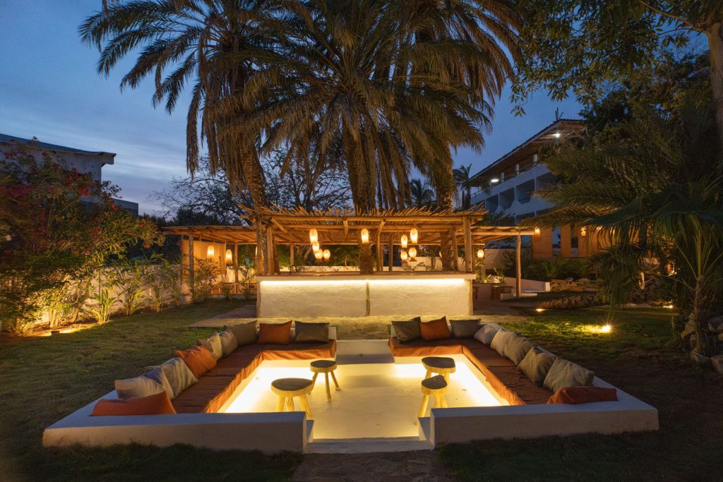 Ambiente nocturno de KOKUA Hotel Boutique