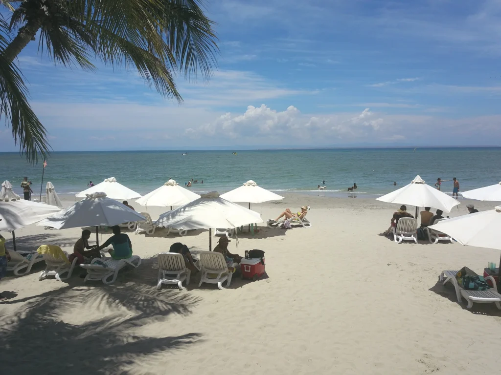 Playa y servicio de toldos de Paradise Yaque