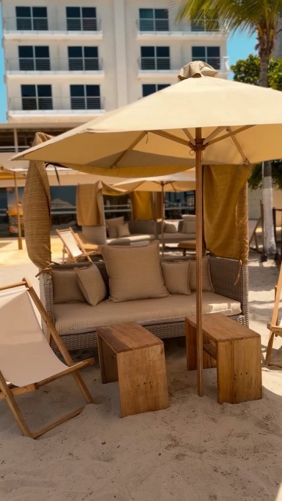 Servicio del restaurante YB Beach Club