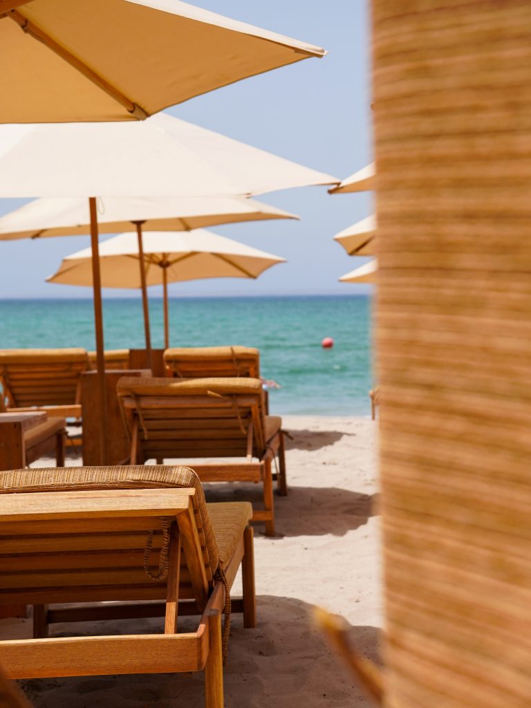 Vista amplia de YB Beach Club frente a Playa El Yaque