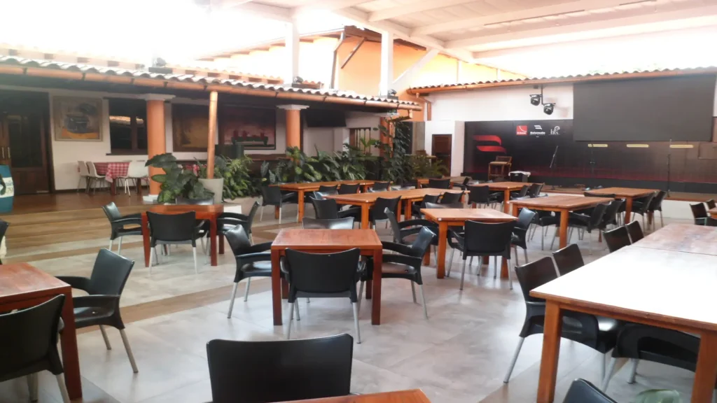 Il Forno Pizzería en Mérida — Mesa y decoración