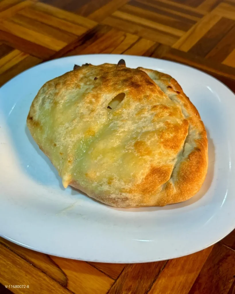 Pizzería Da Enzo en Mérida — Calzone para compartir
